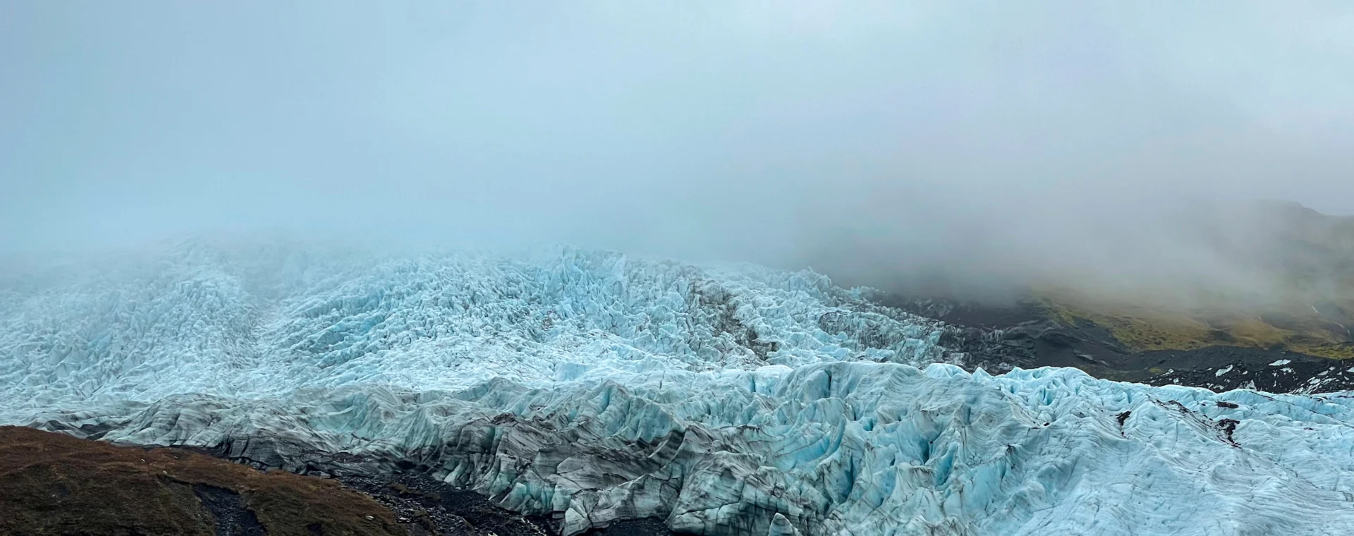 Hacer un trekking por el glaciar y visitar una cueva de hielo es una de las mejores cosas que hacer en Islandia