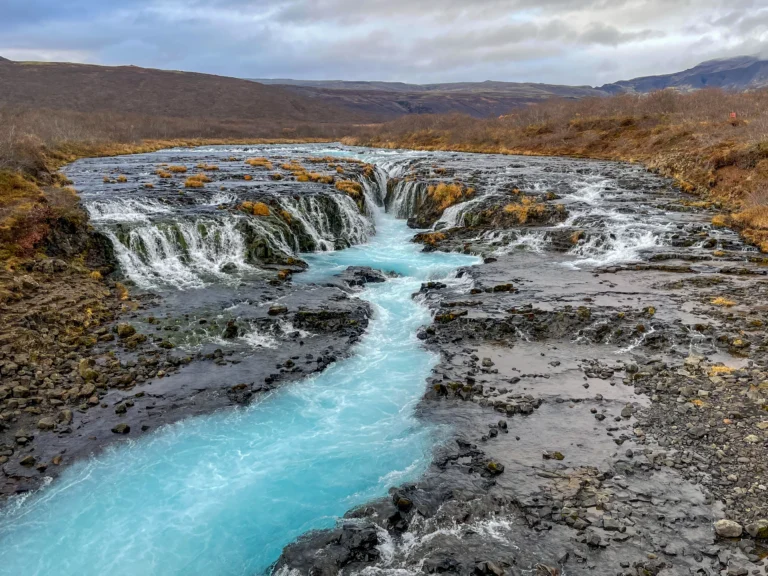 La cascada Brúarárfoss con su color azul eléctrico es uno de los imprescindibles en el Círculo Dorado